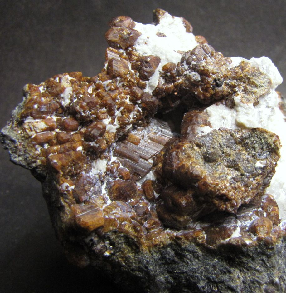 Какой минерал является слюдой. Вулканическая слюда. Слюда минерал. Слюдистые минералы. Слюда-мусковит минерал сыпучий.